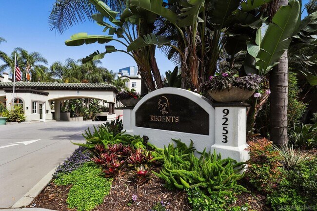 Building Photo - Beautiful 3 bedroom, 2 bath condo in La Jo...