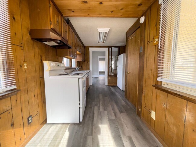 Building Photo - PRELEASING for AUGUST! Convenient Campus Living | 4BR with Fenced Yard & Covered Parking