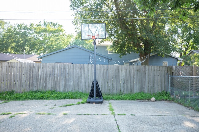 Building Photo - 204 NW Sharmin Dr