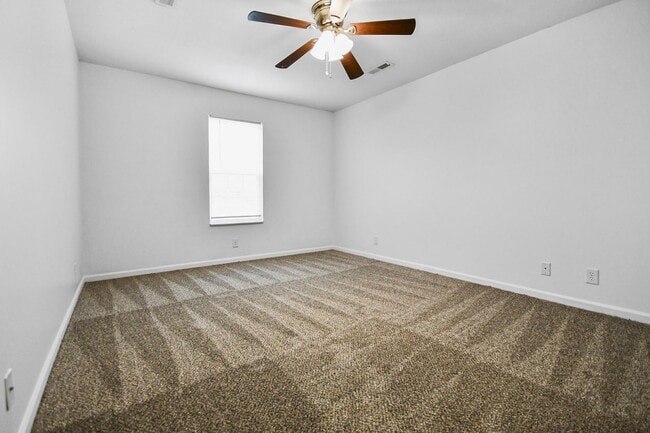 Building Photo - Pet Friendly Three Bedroom!