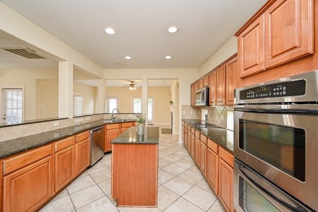Building Photo - 1547 Lakeside Enclave Dr