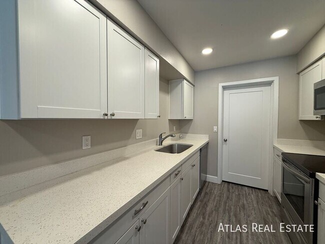 Building Photo - 2826 E Capri Cir