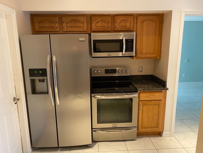 Building Photo - 3/2/2 great location