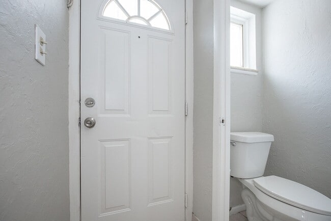 Building Photo - 2 BED 1.5 BATH UNIT IN THE BANBURY CONDOMINIUMS!