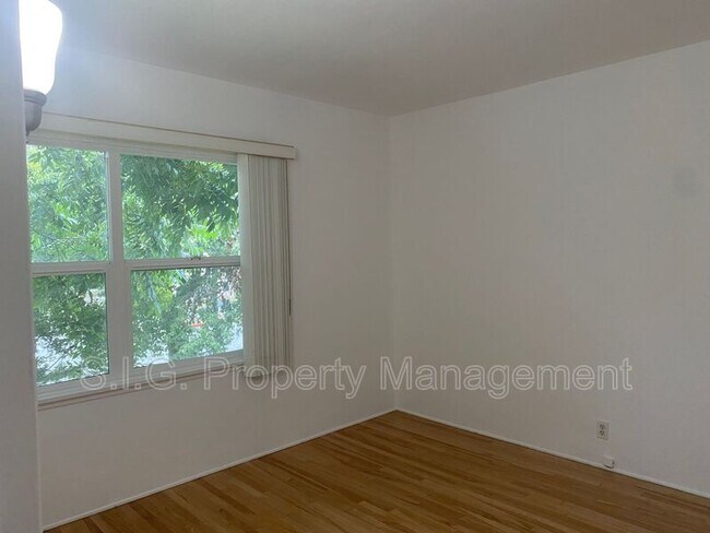 Building Photo - 228 E Maple St
