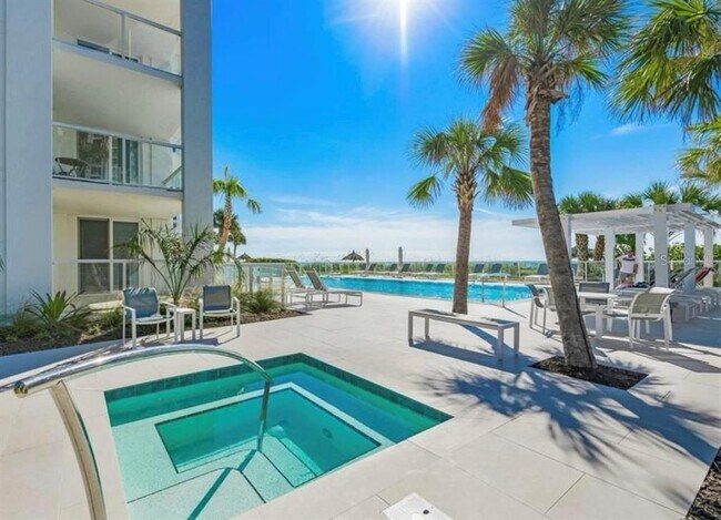 Building Photo - 2425 Gulf of Mexico Dr