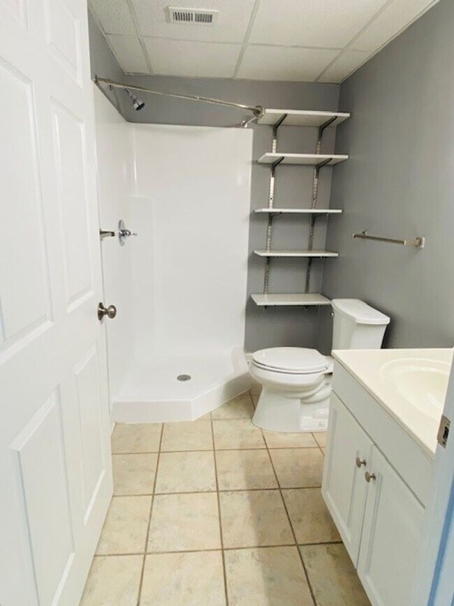 Building Photo - RARE Two Bedroom, Two Bath apartment w/ IN UNIT w/d only 2 blocks off Cumberland Avenue Strip at ...