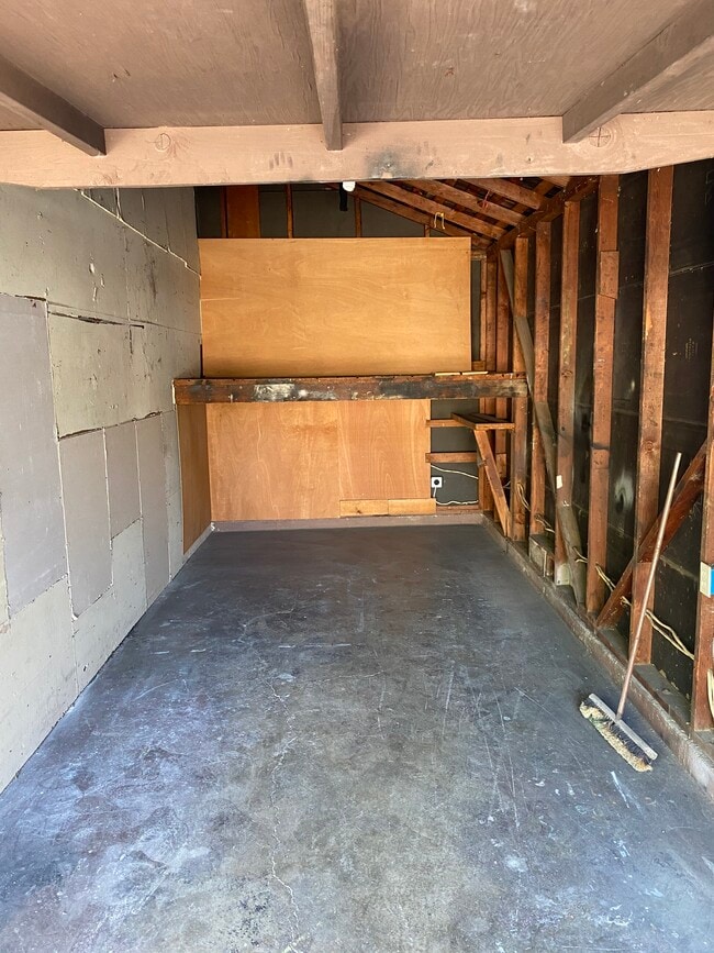 One car garage - 462 Kuehnis Dr