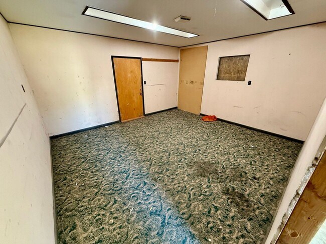 Building Photo - For Rent: 2 Bedroom, 1 Bathroom Home with Garage and Large Yard