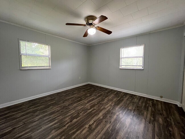Building Photo - Spacious 4-Bedroom Brick Home on 1 Acre – ...