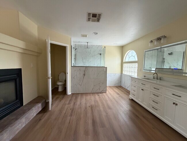 Building Photo - 6406 W El Cortez Pl