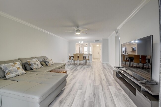 Building Photo - 7076 Huntington Ln