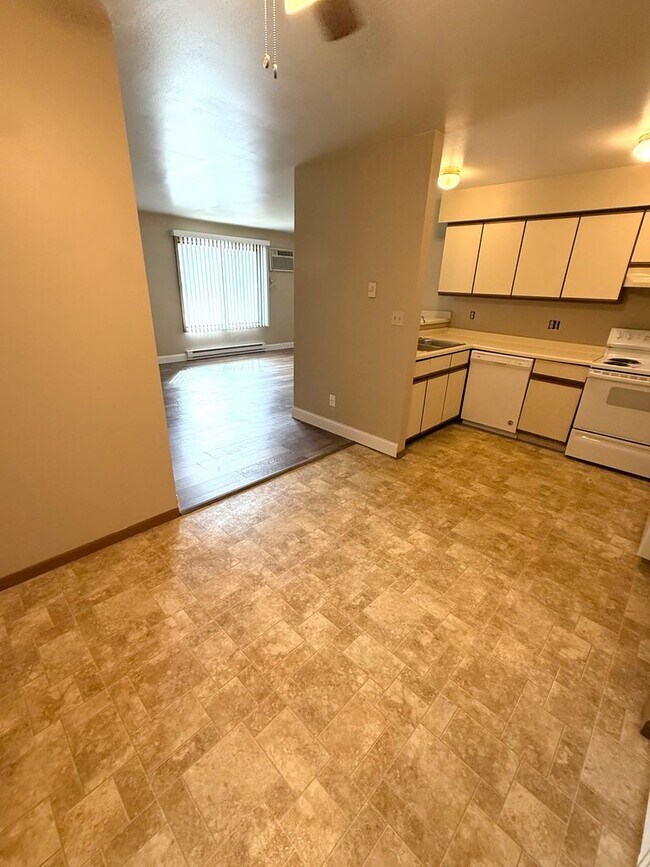 Building Photo - Private Entry 2 Bed/1 Bath Apartment!