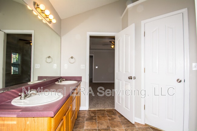 Building Photo - 105 Stoneybrook Dr