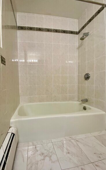 Building Photo - 69 Baldwin St