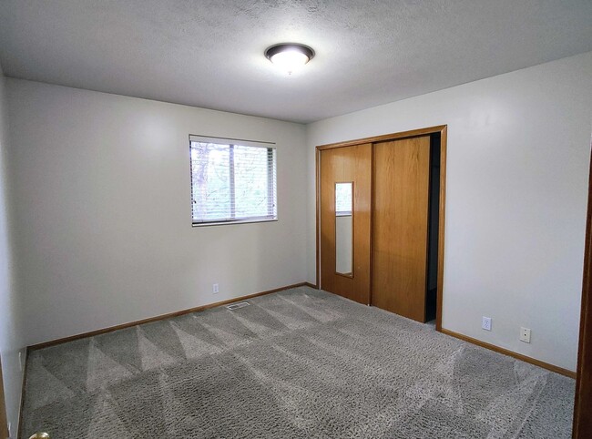 Building Photo - 5 BD 3 BA 2900 sq ft HOME IN DRAPER.