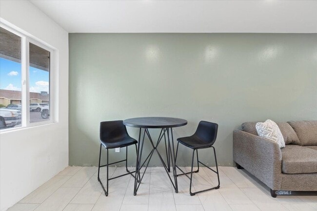 Building Photo - 1879 W Peppertree Dr