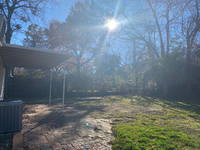 Building Photo - 3/2/2 in Convenient Denison Location