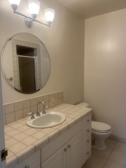 Hall Bathroom - 2030 State St