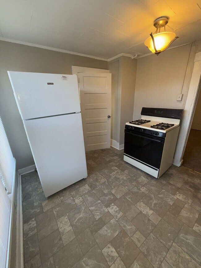 Building Photo - 1424 W. Fourth St. - 3 Unit