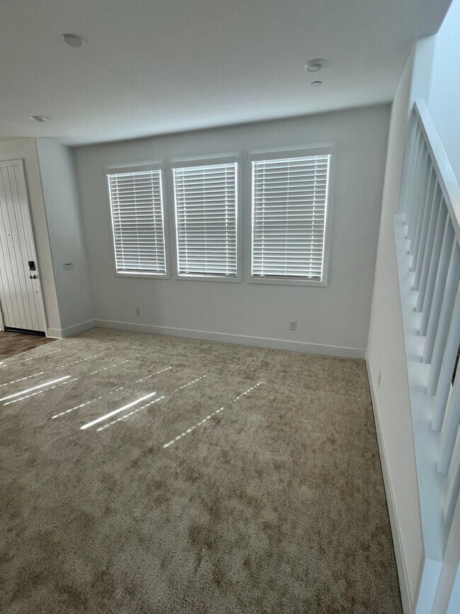 Building Photo - Camarillo - Newer 4 bedroom, 3.5 home