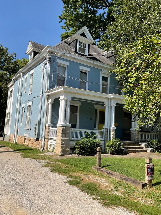 Building Photo - 424-3 East Maxwell Street
