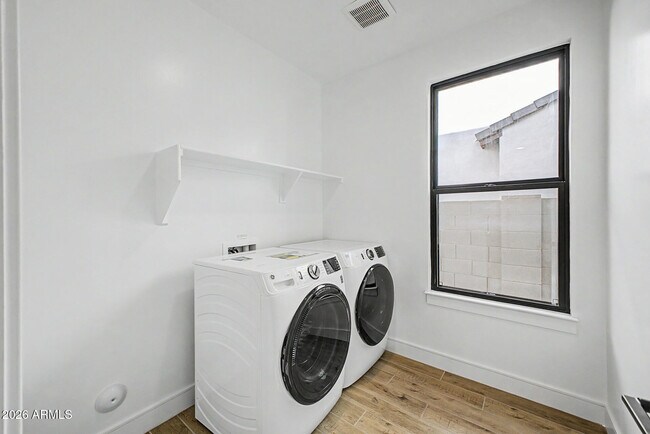 Building Photo - 1131 E Yellowstone Pl