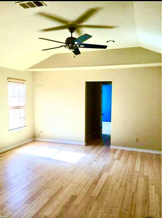 Building Photo - 2 Bedroom 2 Bath