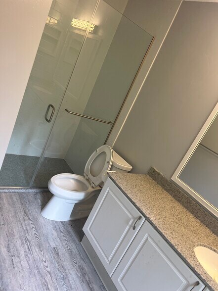 Full bathroom inside master bedroom - 8282 Catalpa Ridge Dr