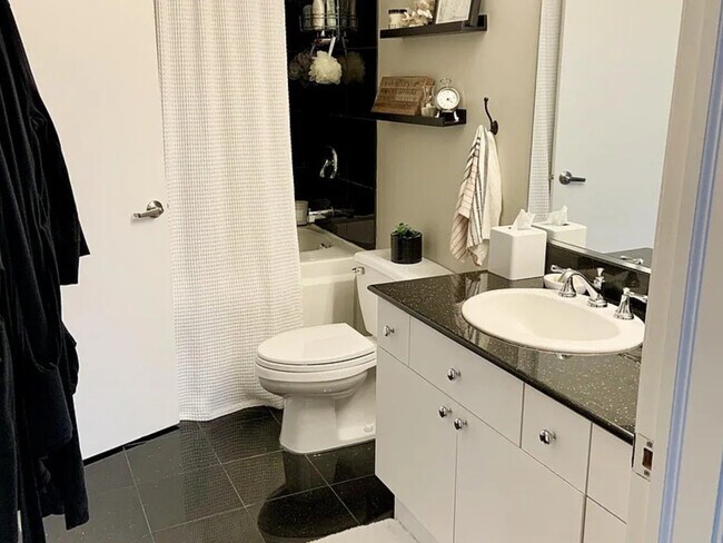 Building Photo - 15 S Throop St