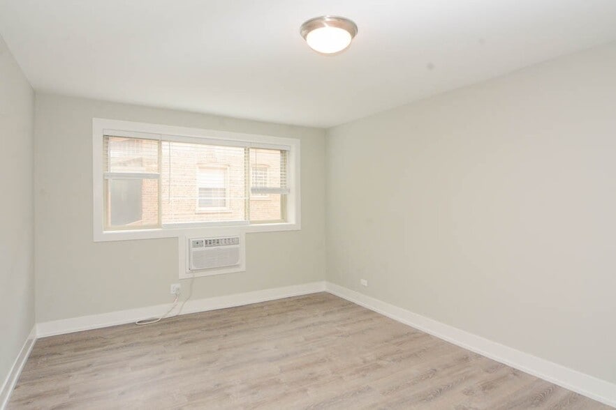 Building Photo - 447 W Surf St