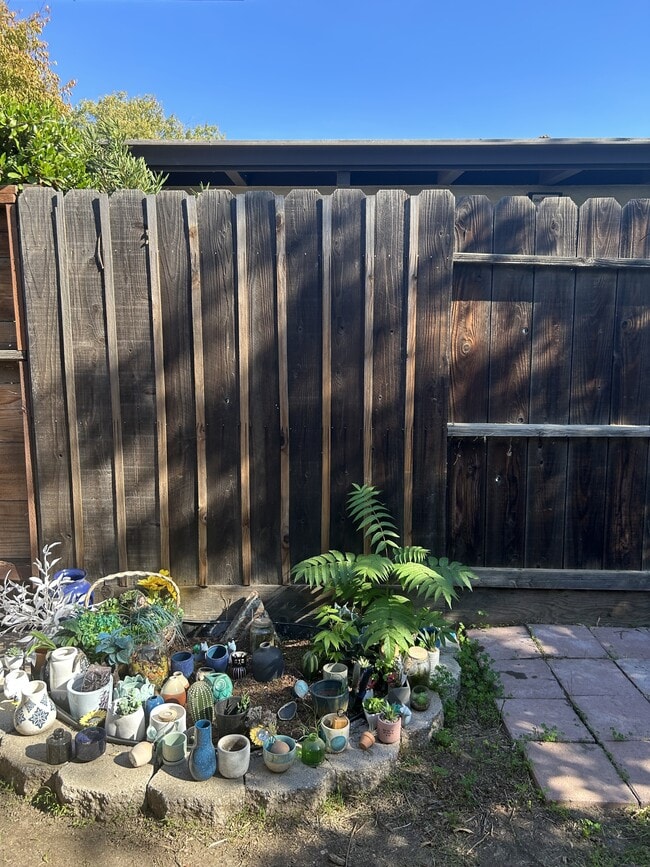 Building Photo - 402 Helen Ave