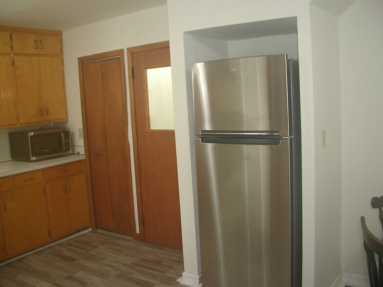 Building Photo - 241 E Ronning Ave