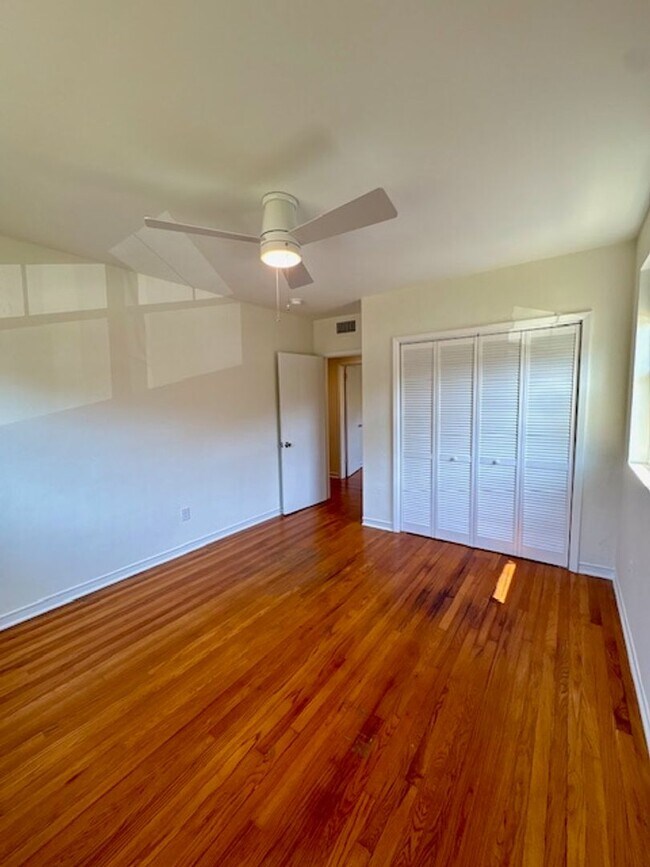 Building Photo - Fully Renovated Three Bedrooms Condo in South Windermere