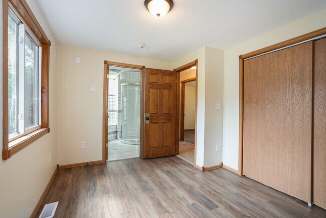 Building Photo - 3 Bedroom, 2 Bath Home in Grand Rapids! Available Now- Includes Washer and Dryer!