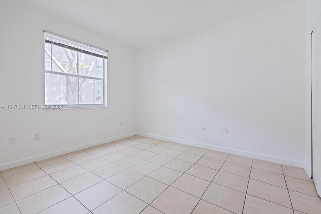 Building Photo - 1663 SE 27th Dr