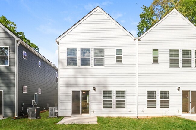 Building Photo - Beautiful 3BR 2.5BA Townhome w/ Full Appliance Kitchen • Garage Parking in Westerly Hills