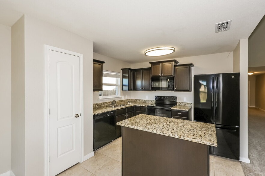 Building Photo - 157 Aaron St