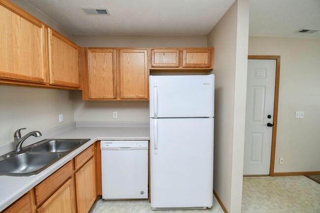 Building Photo - 1420 E Redwood Blvd