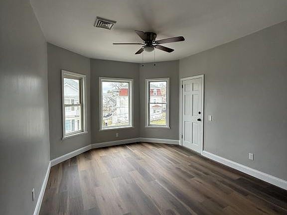 Building Photo - Stunning apartment