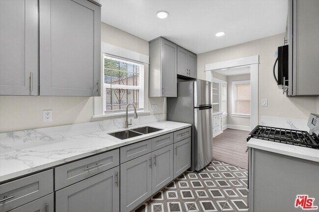 Building Photo - 5008 S Wilton Pl