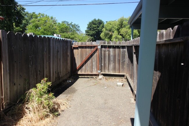 Building Photo - 2 Bedroom Townhome for Rent