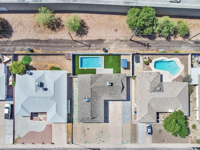 Building Photo - 6 BED/4 BATH Complete remodel with backyard pool & bar