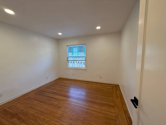 Building Photo - 1br - 700ft2 - Charming 8-unit apartment building. Walk to N. Berkeley BART