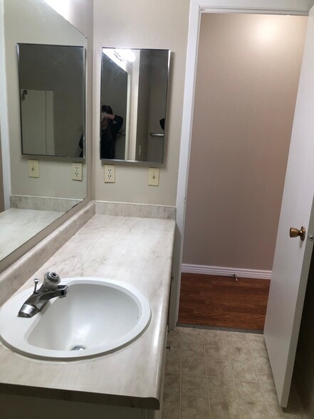 Building Photo - 1080 E Quail Park Dr