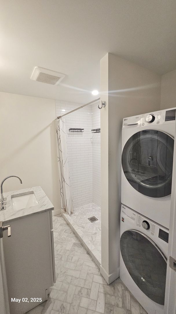 Building Photo - 3 Bed, 2 Bath Apartment in Prime Roosevelt...