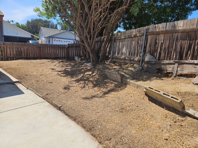 Building Photo - 4 Bedroom Home with 2 Car attached garage
