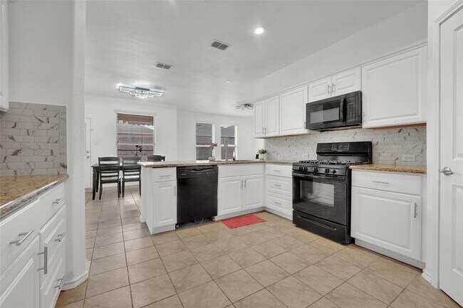 Building Photo - MOVE-IN SPECIAL! Enjoy $500 OFF your first full month’s rent when you move in on or before August...