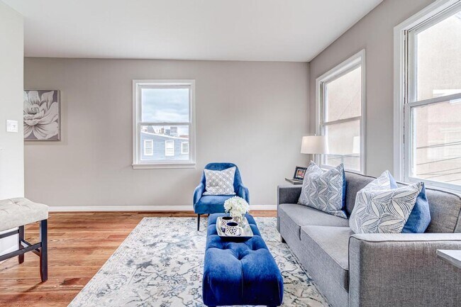 Building Photo - Bright and Newly Updated Apartment in the Heart of Old Town!