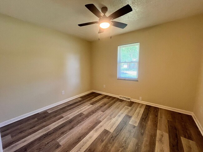 Building Photo - 307 Sunset Ln